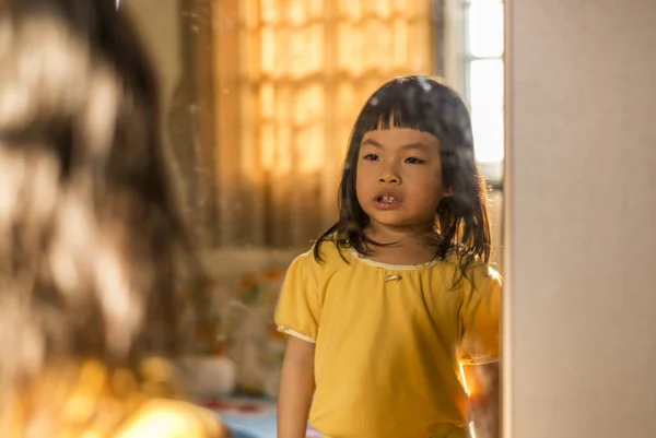 Азіатський дівчинка перед дзеркалом — стокове фото