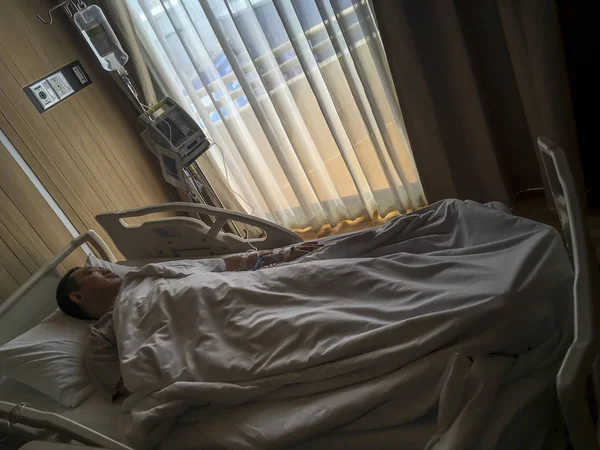 Asiático hombre en hospital —  Fotos de Stock