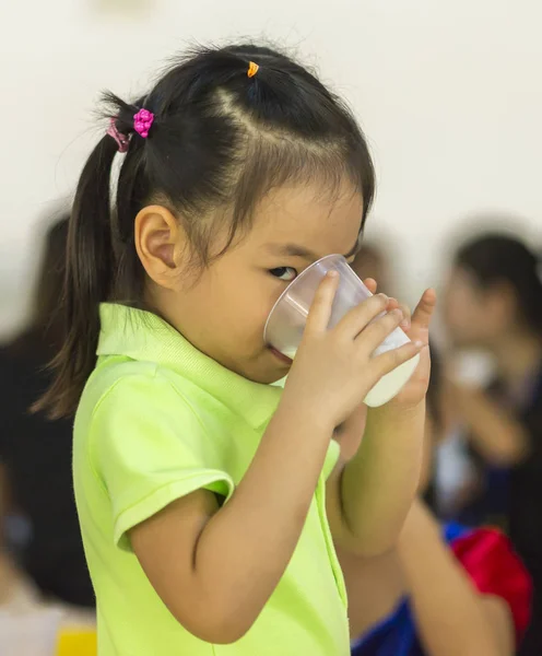 Asijská holčička je konzumní mléko — Stock fotografie