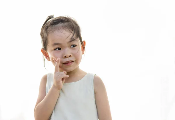 Gadis kecil Asia beraksi — Stok Foto