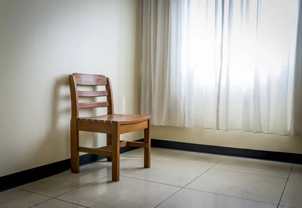 Ensam trä stol i tomma rum — Stockfoto