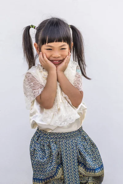 Маленькая девочка с традиционно современным тайским заварным кремом — стоковое фото