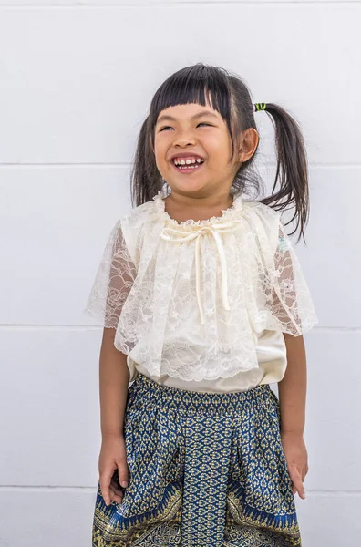 Menina com custume tradicional-moderno tailandês — Fotografia de Stock
