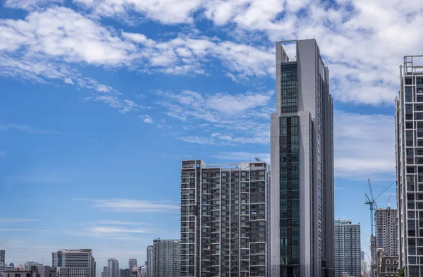 Tall building in Bangkok, Thailand with blue sky — Stock Photo, Image