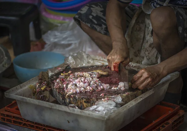 El hombre está cortando rana en el mercado de alimentos callejeros en Tailandia —  Fotos de Stock