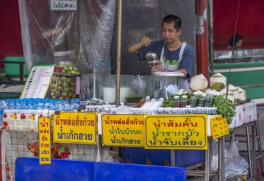Yaowarat veya Çin Mahallesi'ne sokak satıcısı ot içer