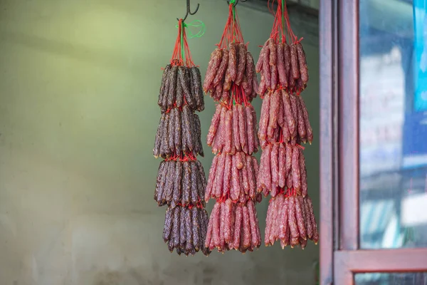 Висячая китайская колбаса перед магазином — стоковое фото