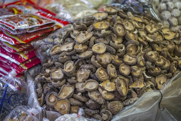 Cogumelo seco em saco plástico para venda — Fotografia de Stock