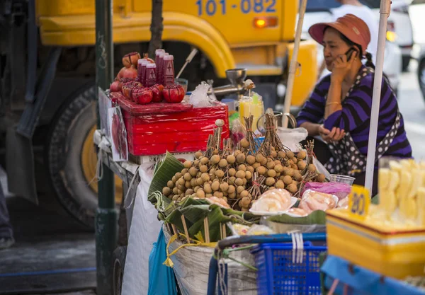 Vendedor ambulante de fruta Longan y jugo de granada en Yaowarat —  Fotos de Stock