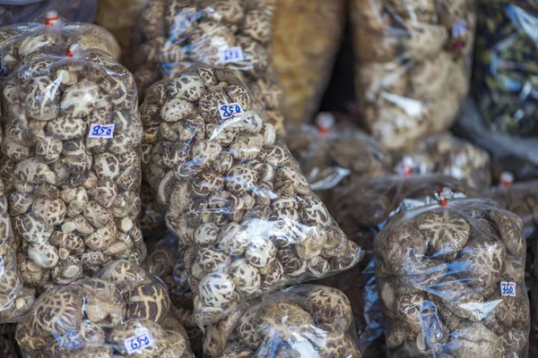 Cogumelo seco em saco plástico para vender em Chinatown da Tailândia — Fotografia de Stock