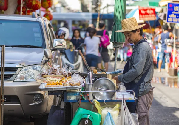 Gatuförsäljare av stekt snacks — Stockfoto