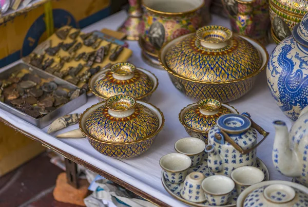 Benjarong casket and old tea set on street shop of Yaowarat, Ban — Stock Photo, Image