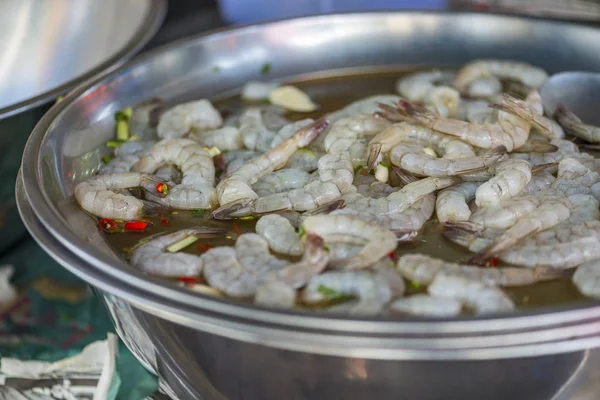 Camarão cru com molho sensual e picante, vender em comida de rua de Ya — Fotografia de Stock