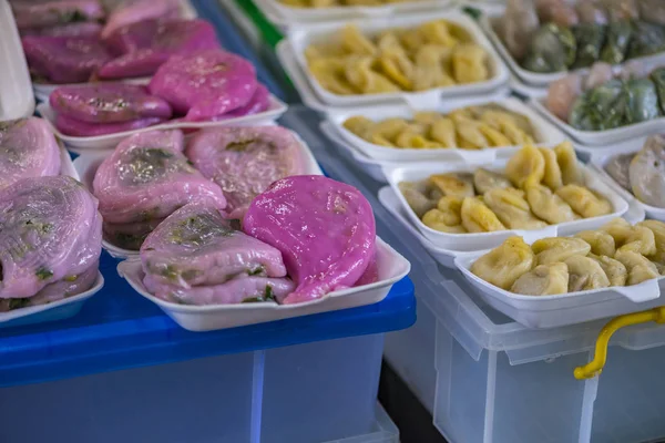 Kinesiska dumplings i skum låda på gata mat — Stockfoto