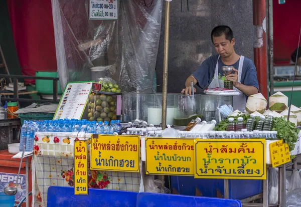 Street vendor of herb drinks and juice — Stock Photo, Image