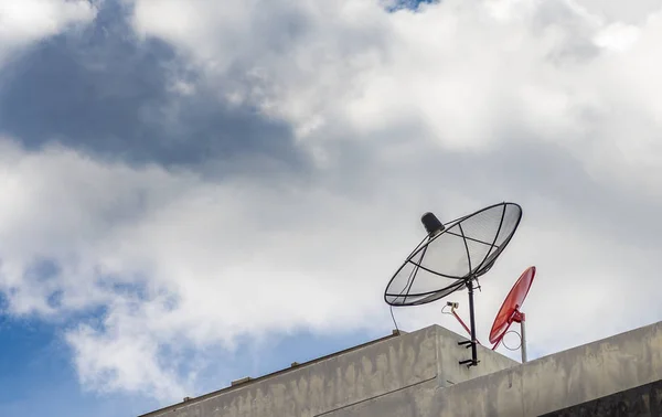 Antenn skålen ovanpå en byggnad — Stockfoto