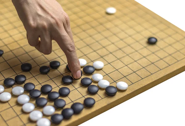 Jogando Go or Igo. Isolar fundo branco — Fotografia de Stock