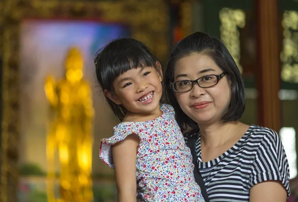 Happy Asian mother and daughter in Chinese temple — Stock Photo, Image