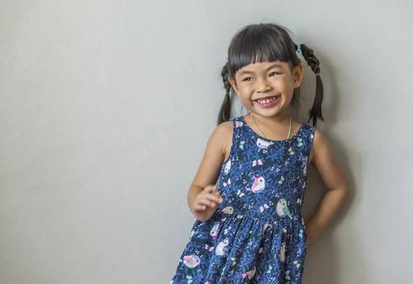 Feliz e engraçado Asiático menina grande sorrindo sobre cinza backgrou — Fotografia de Stock