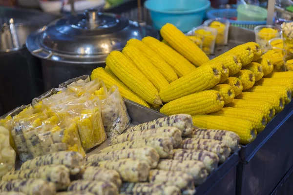 Stream maïs sucré sur la nourriture de rue de nuit Thaïlande — Photo