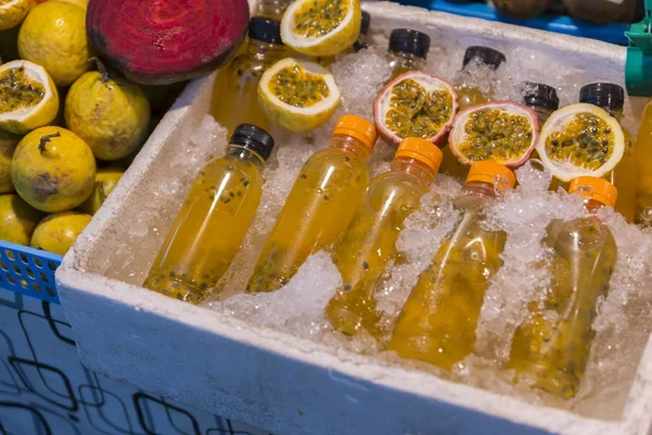 Gece sokak gıda thail üzerinde plastik şişe Passion meyve suyu