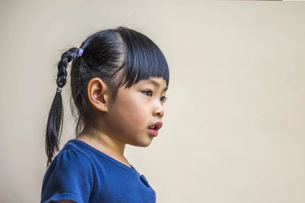 Азиатская маленькая девочка, смотрящая снаружи — стоковое фото
