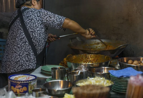 Cooking Pad Fideos tailandeses en la comida de la calle por la noche —  Fotos de Stock