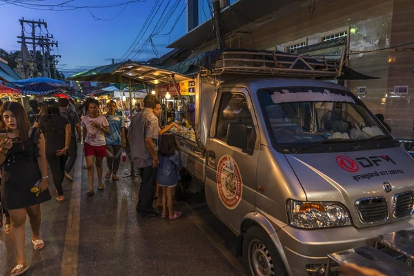 Camion alimentaire sur la nourriture de rue — Photo