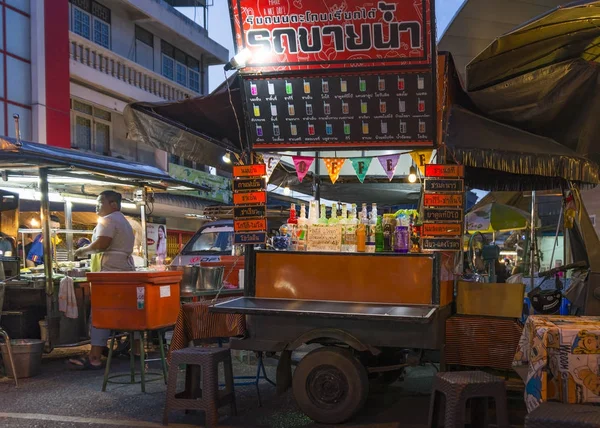 Food truck selling soft drinks on street food — Stock Photo, Image