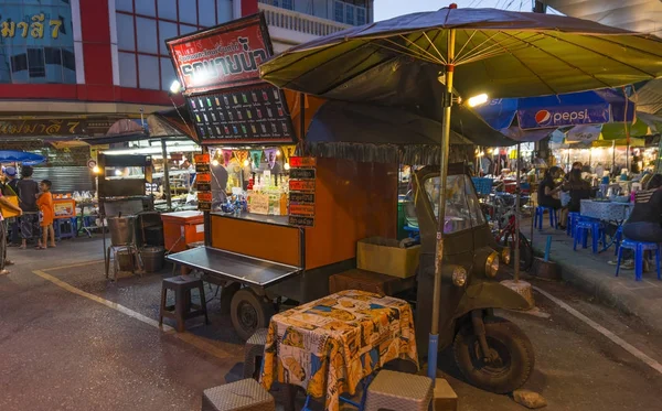 トゥクトゥクのトゥクトゥク食品トラック屋台の食べ物でソフトド リンクを販売 — ストック写真