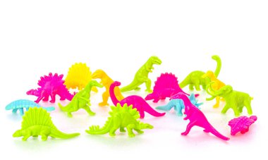 Beyaz arka plan üzerinde renkli dinozor oyuncak sürüsü