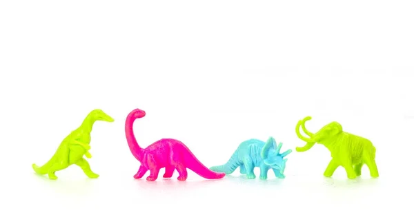 Brinquedo de dinossauro colorido pequeno no fundo branco — Fotografia de Stock