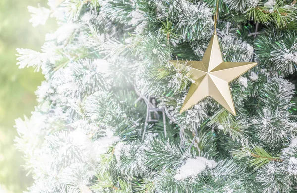 Nahaufnahme des goldenen Sterns am Weihnachtsbaum mit Kopierraum — Stockfoto