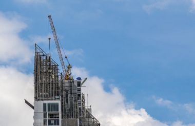 Üst yapı üzerinde çalışma Crane