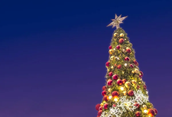 Weihnachtsbaum mit LED-Licht am Nachthimmel Hintergrund. Stern auf t — Stockfoto