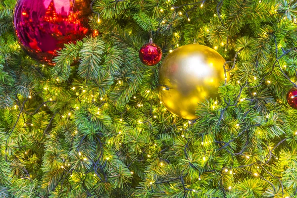 Nahaufnahme Weihnachtsbaumschmuck und goldene Kugel. — Stockfoto