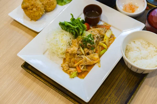 Kimchi ile karıştırın kızarmış domuz eti seti