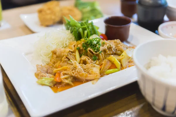 Remover la carne de cerdo frita con Kimchi — Foto de Stock