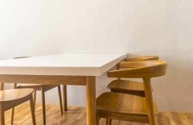 Beyaz masa üstü beyaz oda ve ahşap zemin.