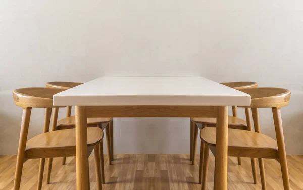 白色房间和木地板的白色桌子. — 图库照片