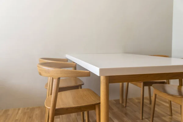 Esquina de mesa blanca en habitación blanca . — Foto de Stock