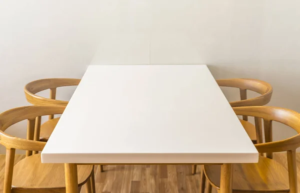 Sichtbarer Blick auf weißen Tisch und weiße Wand — Stockfoto