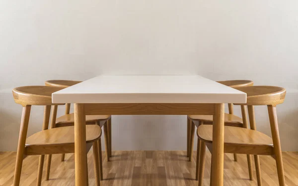 Mesa branca em sala branca e piso de madeira . — Fotografia de Stock