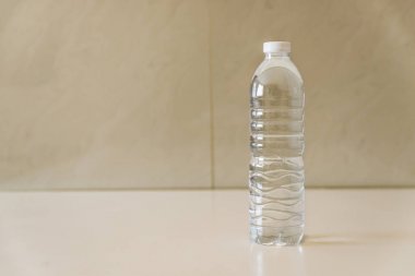 Şişe su beyaz masada