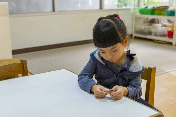 Asijské lonely malá holka ve třídě — Stock fotografie