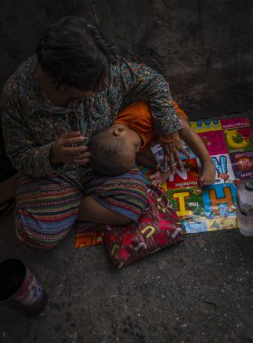 Tayland Smartphone kullanarak dilenci.
