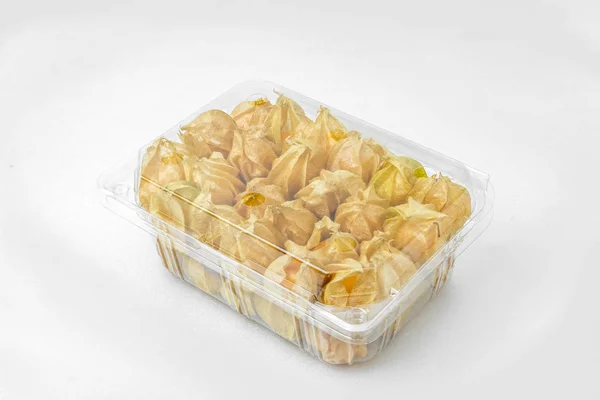 Grosellas doradas en caja de plástico — Foto de Stock