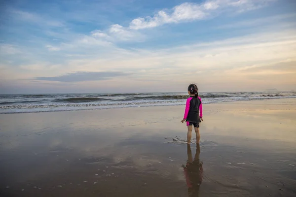 Asian little girl stands on the muddy beach — Stock Photo, Image