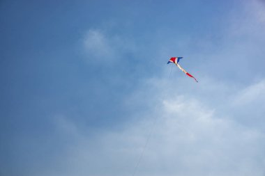 Uçurtma sinek üzerinde mavi gökyüzü.