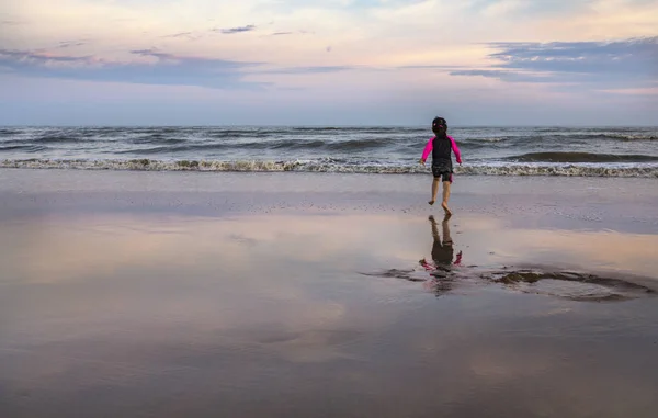 Asian little girl running to the sea — Stock Photo, Image